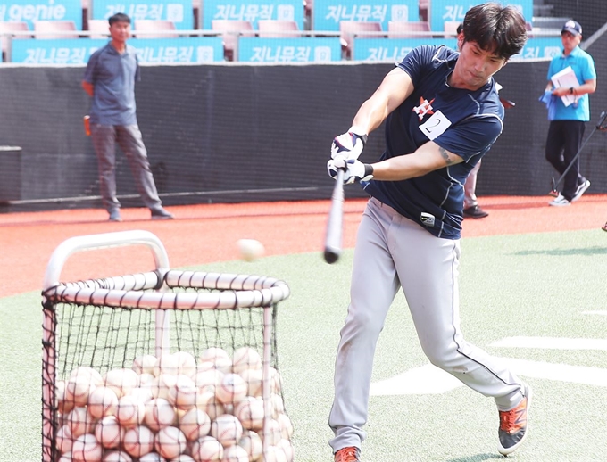 5일 케이티위즈파크에서 열린 2020 KBO 신인 드래프트 트라이아웃에서 참가한 문찬종이 타격 연습을 하고 있다. 수원=연합뉴스