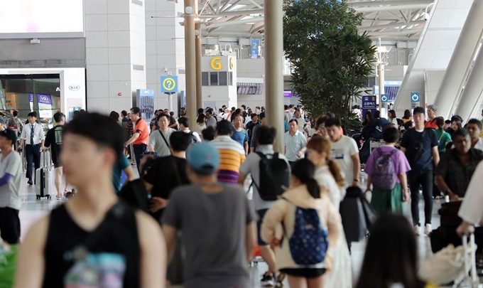 4일 인천국제공항 제1터미널 출국장이 휴가철 해외여행을 즐기려는 출국 인파로 붐비고 있다. 연합뉴스