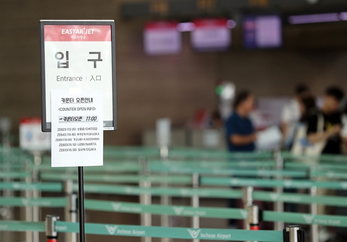 일본이 수출 절차 간소화 혜택 대상인 화이트리스트에서 한국을 제외하며 한일 간 마찰이 이어진 4일 인천국제공항 한 국내 항공사 카운터가 일본행 항공기 탑승수속시간 한산한 모습을 보이고 있다. 연합뉴스