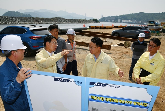 박성호(오른쪽 두 번째) 경남도 행정부지사가 5일 오전 침수위험지역인 창원 마산서항 재해위험개선지구 정비사업 현장을 방문해 현장을 점검하고 있다. 경남도 제공