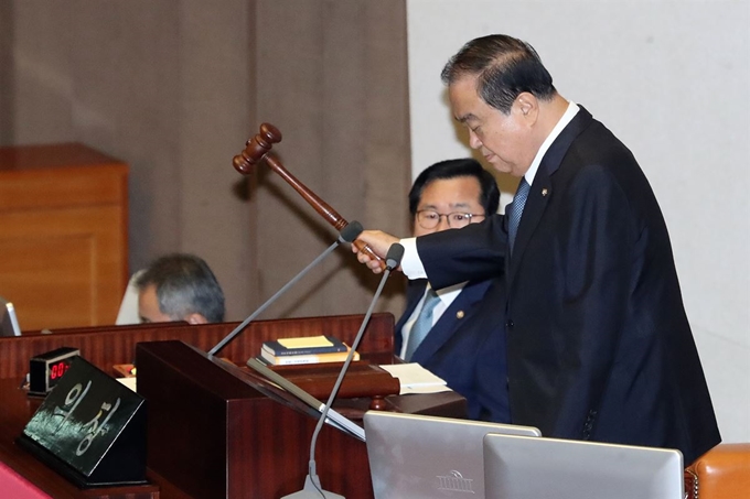 문희상 국회의장이 지난 2일 오후 국회 본회의장에서 열린 제370회국회(임시회) 제1차 본회의에서 개회를 알리고 있다. 뉴스1