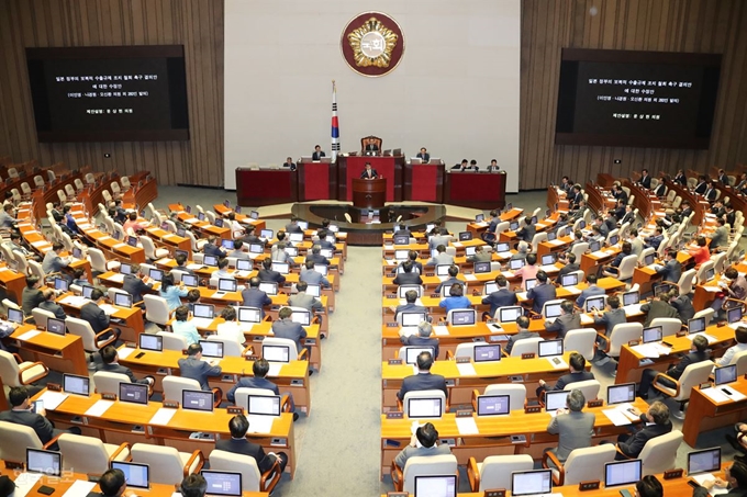 지난 2일 열린 국회 본회의. 노사 최대 쟁점인 탄력근로제 확대 법안은 이날 통과되지 않았다. 오대근 기자