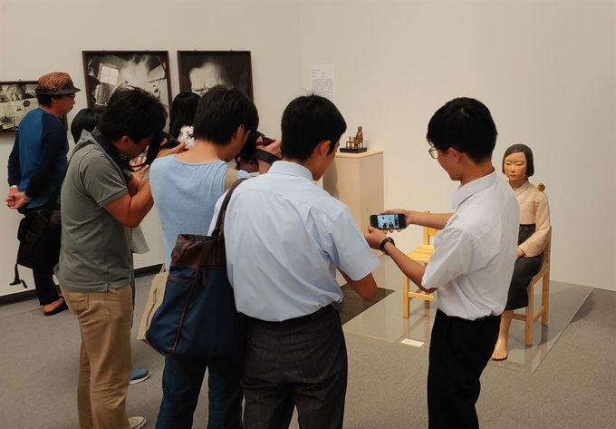 지난 3일 일본 아이치(愛知)현 나고야(名古屋)시 아이치현문화예술센터 8층 전시장에 놓인 '평화의 소녀상' 앞에서 일본 시민들이 사진을 찍고 있다. 나고야=연합뉴스