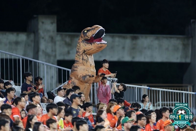 '공룡좌' 분장으로 유명한 프로축구 강원FC 팬 권현씨가 지난달 31일 춘천송암스포츠센터 내 주경기장에서 공룡옷을 입고 응원하고 있다. 한국프로축구연맹 제공