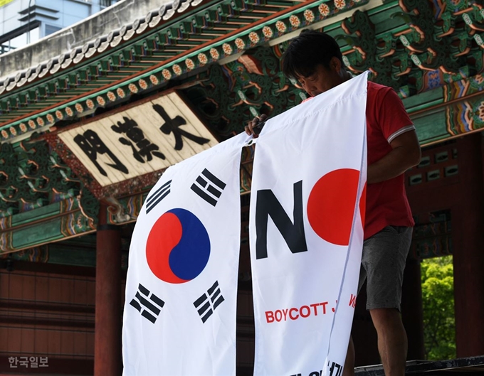 6일 오전 서울 중구 세종대로 일대에서 중구청 관계자들이 태극기와 '노 재팬' 배너기를 설치하기 위해 이동하고 있다. 홍인기 기자