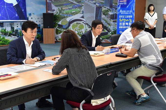 진주시와 BNK경남은행이 6일 진주시청에서 개최한 ‘소상공인 희망나눔 프로젝트’에서 조규일 진주시장과 황윤철 BNK경남은행장이 소상공인들과 금융 및 경영 애로 상담을 하고 있다. 진주시 제공