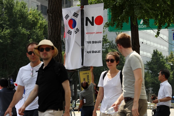 6일 오전 서울 중구 남대문로에서 중구청 관계자가 일본이 백색국가(화이트리스트)에서 한국을 제외한 것에 대한 항의의 뜻으로 '노(보이콧) 재팬' : 가지 않습니다 사지 않습니다'라고 적힌 배너기를 설치하고 있다. 연합뉴스