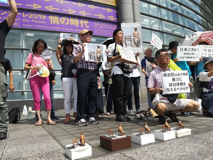 지난 4일 일본 아이치현 나고야에서 열린 2019 아이치트리엔날레 기획전 ‘표현의 부자유전- 그후’에서 김운성, 김서경 작가의 '평화의 소녀상' 전시가 중단되자, 일본 시민들이 작은 소녀상을 미술관 앞에 세워놓고 전시 주최 측을 규탄하는 집회를 열고 있다. 김서경ㆍ김운성 작가 제공