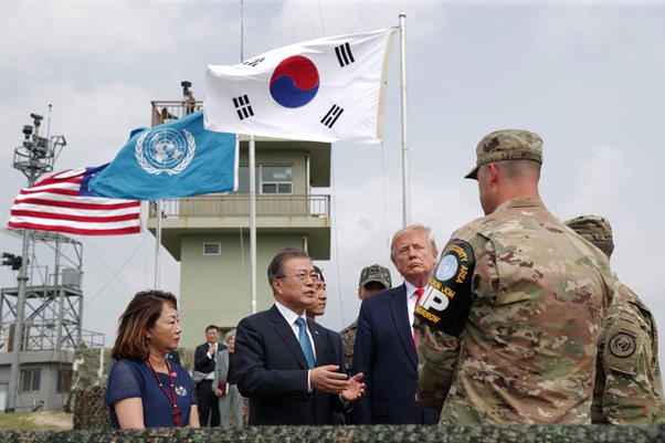 일본발 경제위기, 북한발 안보 위기 등의 수술법은 바로 한미동맹의 복원이다. 사진은 지난 6월 30일 문재인 대통령과 도널드 트럼프 미국 대통령이 판문점 공동경비구역 오울렛 초소를 방문한 모습. 연합뉴스