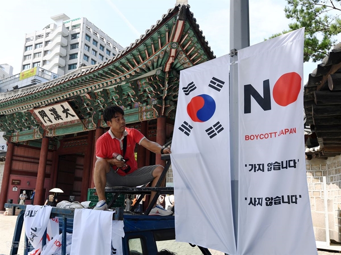 6일 오전 서울 중구 세종대로 일대에서 중구청 관계자들이 태극기와 '노 재팬' 배너 깃발을 설치하고 있다. 중구청은 제74주년 광복절을 맞아 일본제품 불매와 일본여행 거부를 뜻하는 '노(보이콧) 재팬-No(Boycott) Japan: 가지 않습니다 사지 않습니다' 배너기를 태극기와 함께 설치한다고 5일 밝혔다. 홍인기 기자