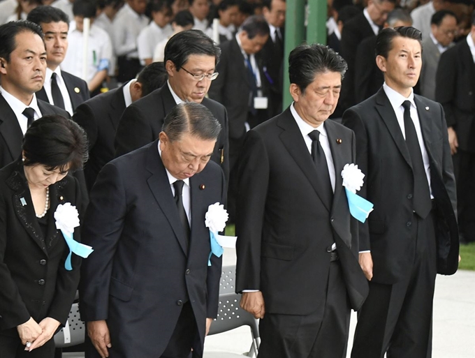 아베 신조 일본 총리(오른쪽 두번째)가 6일 히로시마 평화기념공원에서 열린 원폭 희생자 위령식에서 묵념하고 있다. 히로시마=연합뉴스