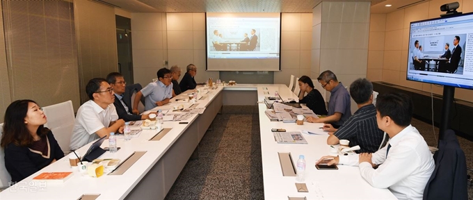 [저작권 한국일보] 한국일보 독자권익위원회가 지난달 17일 본사 18층 대회의실에서 7월 회의를 열고 한국일보 지면과 온라인 기사에 대한 평가와 개선점에 대해 논의하고 있다. 홍인기 기자