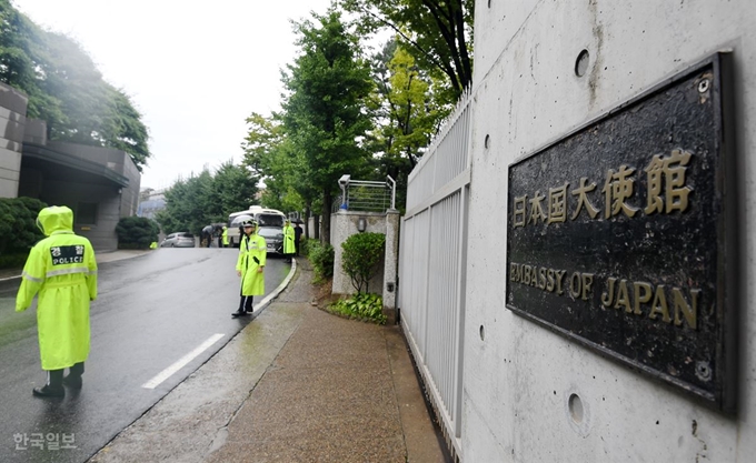 일본 정부가 한국을 '화이트국가'(수출관리 우대조치 대상국) 명단에서 제외하는 내용의 개정 시행령(정령)을 공포한 7일 오전 서울 성북구 일본대사관저 앞에서 시민단체들의 주한일본대사 출근 저지 등 항의 집회가 이어지자 경찰이 대사관저 인근 경계를 강화하고 있다. 홍인기 기자