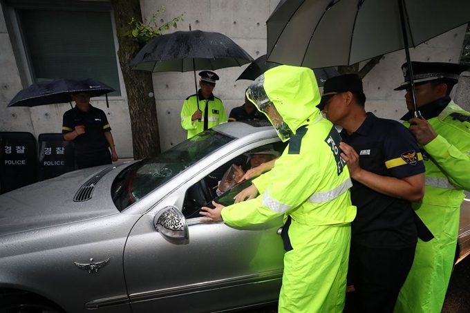 7일 오전 서울 성북구 일본대사관저 앞에서 애국국민운동대연합 회원이 일본대사 출근 저지를 시도하고 있다. 연합뉴스