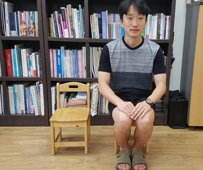 전남대 역사콘텐츠제작팀 ‘광희’가 7일 SNS에서 '소녀상 되기' 퍼포먼스 릴레이를 시작했다. 광희는 팀장을 시작으로 구성원들의 인증 사진을 올리고 있다. '광희' 인스타그램 캡처