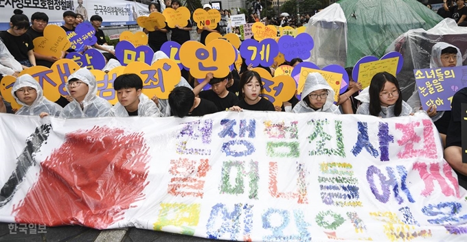 [HL2_6192] [저작권 한국일보] 일본의 무역규제로 연일 반일 집회가 이어지고 이어지는 와중 7일 오후 서울 종로구 옛 일본대사관 앞에서 제1399회 정기 수요집회가 열렸다. 이한호 기자