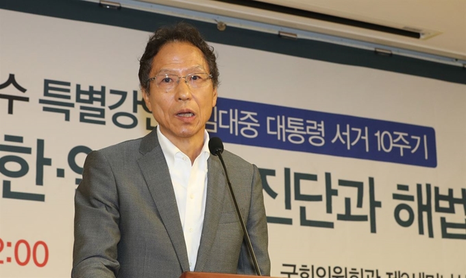 강상중 도쿄대 명예교수가 7일 오전 국회 의원회관에서 열린 '김대중 대통령 서거 10주기 추모강연'에서 '한일 대립을 넘어서 한일관계, 진단과 해법'을 주제로 강연하고 있다. 연합뉴스