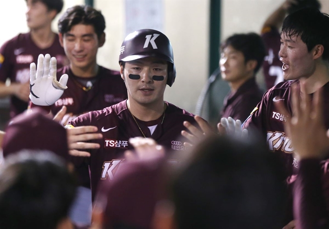 7일 울산 문수야구장에서 열린 2019 KBO리그 롯데와 키움의 경기에서 박병호가 5회 1점 홈런을 치고 더그아웃으로 들어와 팀 동료들과 기뻐하고 있다. 울산=연합뉴스