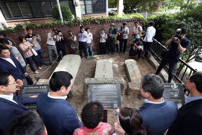 8일 오전 광주 남구 광주공원에서 친일 잔재 청산 단죄문 제막식에 참가한 일제 강제징용 피해자 양금덕 할머니와 이용섭 광주시장 등이 뽑혀 나간 친일파들의 공적비를 살펴보고 있다. 광주시는 친일 인사의 행적이 검증된 기록을 적시하고, 일제 잔재 시설물에도 역사적 사실을 정확히 기록해 시민과 후대에 널리 알리고자 광주공원 등 65곳에 단죄문 설치를 이어간다. 광주=연합뉴스