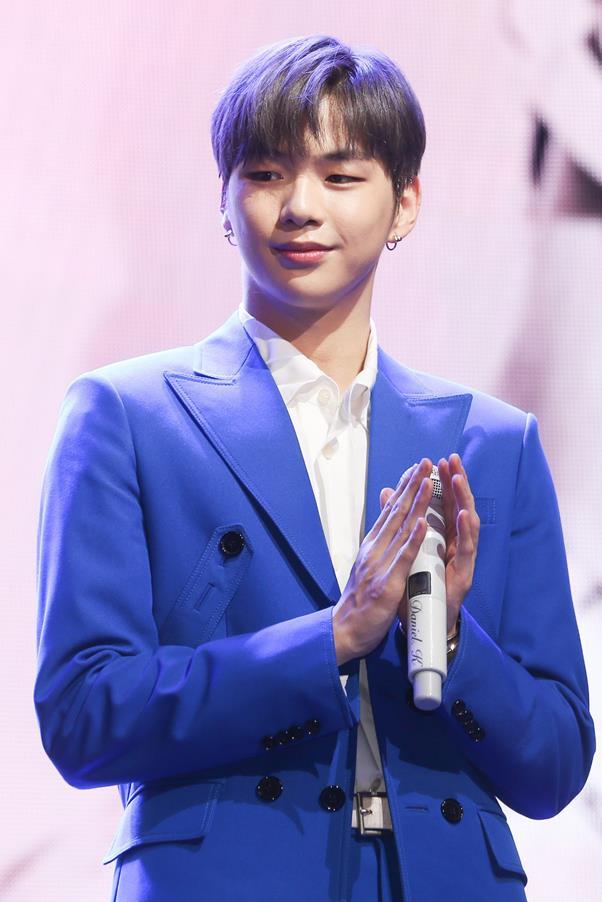 강다니엘 측이 악플러 및 허위사실 유포자들에 대한 법적 대응에 나섰다. 한국일보 DB