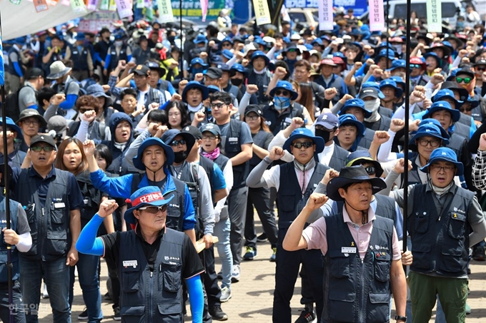 [저작권 한국일보] 지난 5월 30일 오후 현대중공업 노조가 점거 농성을 하고 있는 울산시 동구 한마음회관 앞에서 영남권 민주노총 조합원들이 결의대회를 열고 구호를 외치고 있다. 울산=전혜원 기자 iamjhw@hankookilbo.com