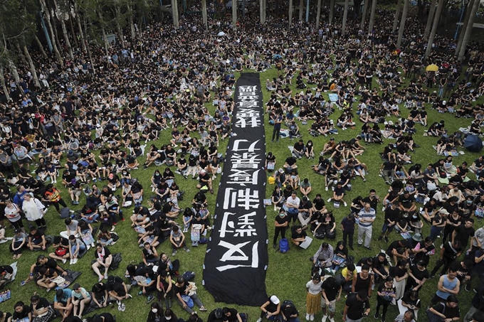 4일, 송환법 개정에 반대하는 홍콩 시민들이 홍콩 벨처베이 공원에서 집회를 열고 있다. 홍콩 시위대는 오는 주말에도 대규모 시위를 이어갈 예정이다. 지난 6월 9일 10만여명이 모인 시위 이후 10주 연속이다. 홍콩=AP 연합뉴스