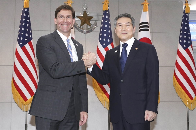 정경두 국방부 장관(오른쪽)과 마크 에스퍼 신임 미국 국방장관이 9일 오전 서울 용산구 국방부에서 열린 한미국방장관회담을 앞두고 기념촬영을 하고 있다. 서재훈 기자