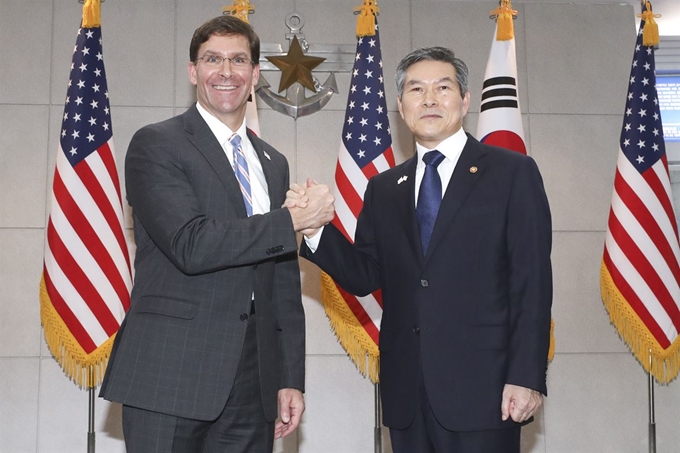 정경두(오른쪽) 국방부 장관과 마크 에스퍼 미국 신임 국방장관이 9일 오전 서울 용산구 국방부 청사에서 한미 국방장관 회담에 앞서 기념촬영을 하고 있다. 연합뉴스