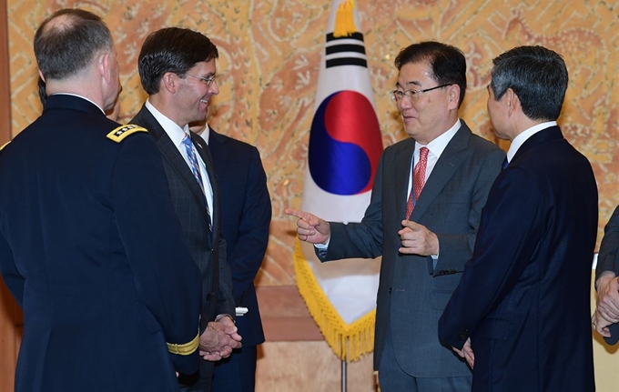 정의용 국가안보실장이 9일 오후 청와대 본관에서 에스퍼 미국 국방장관과 대화를 나누고 있다. 청와대사진기자단