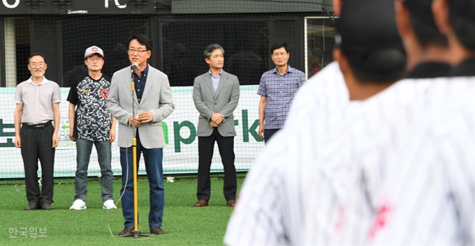 제47회 봉황대기 고교야구대회 개막식에서 이영성 한국일보 부사장이 대회사를 하고 있다. 오대근기자