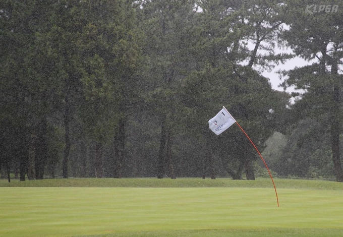 11일 제주 오라컨트리클럽에서 1번홀 깃대가 강풍에 휘어져 있다. KLPGA 제공