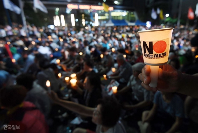 지난 3일 저녁 서울 종로구 옛 일본대사관 앞에서 아베규탄 시민행동 주최로 열린 '역사왜곡, 경제침략, 평화위협 아베정권 규탄 3차 촛불문화제'에 참가한 시민들이 구호를 외치고 있다. 홍인기 기자