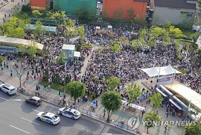 인천 붉은 수돗물 사태와 관련, 서구 피해지역주민들이 인천시의 수돗물 보상에 반발하며 집단소송을 하겠다는 의사를 표명했다. 연합뉴스제공