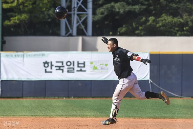 광천고 곽지민이 11일 목동구장에서 계속된 봉황대기 전국고교야구대회 원주고와 경기에서 연장 10회말 역전 끝내기 안타를 친 뒤 환호하고 있다. 이한호 기자