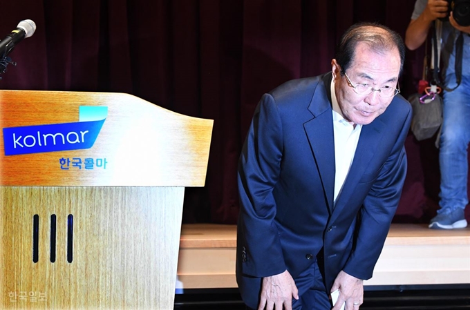 윤동한 한국콜마 회장이 11일 서울 서초구 한국콜마 종합기술원 대강당에서 기자회견을 열어 대국민 사과를 하며 고개를 숙이고 있다. 지난 7일 회사 월례조회 때 ‘막말ㆍ여성비하 동영상’을 상영해 논란을 일으킨 윤 회장은 이날 경영에서 물러나겠다고 밝혔다. 배우한 기자