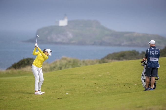 허미정이 11일 스코틀랜드 노스 베리크의 르네상스 클럽에서 열린 LPGA 투어 스코틀랜드 여자 오픈 4번홀에서 세컨드 샷을 하고 있다. 오른쪽은 허미정의 캐디 개리 마셜. 노스 베리크=AP 연합뉴스