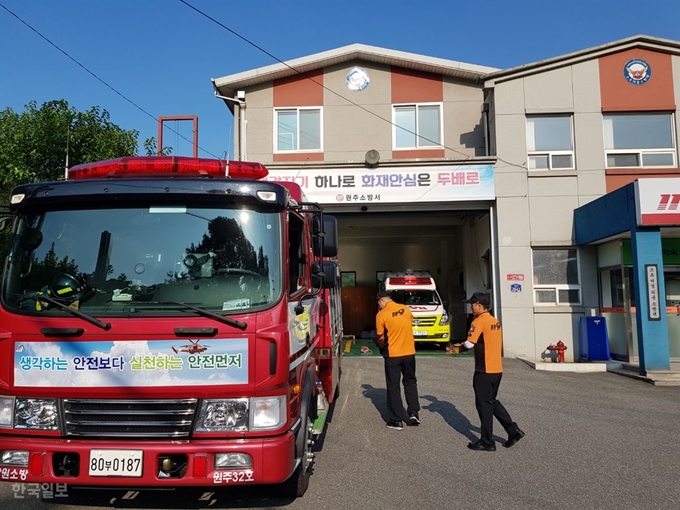 [저작권 한국일보] 지난 9일 찾은 강원 원주시 소초119지역대에서 근무중인 소방관들이 출동 준비를 하고 있다. 원주=박진만 기자