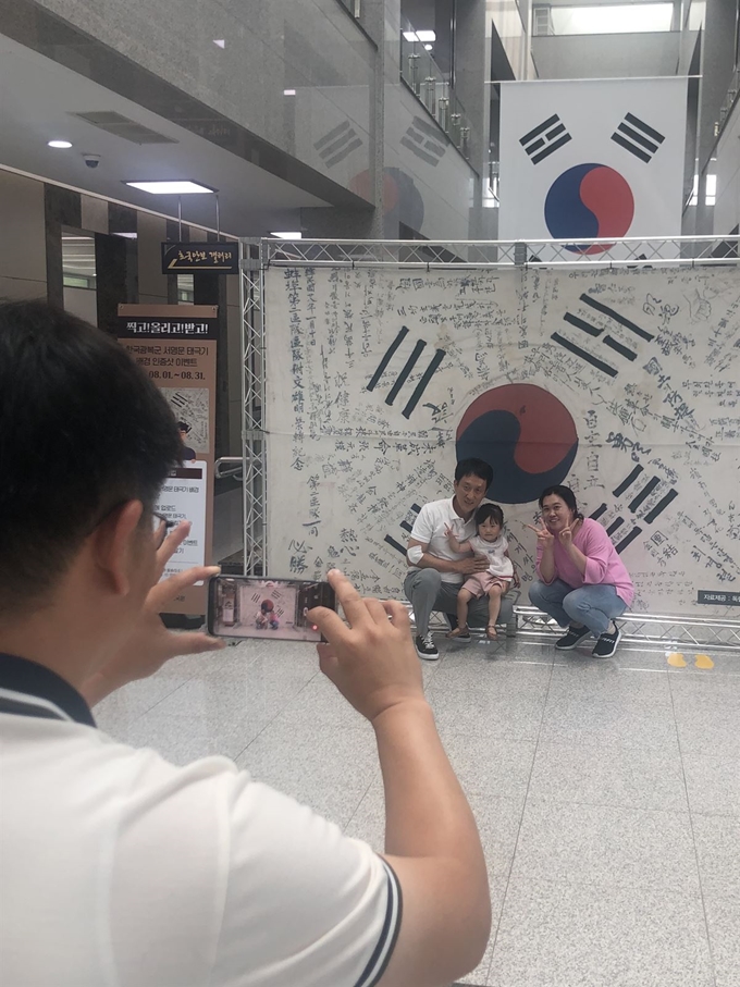 영천호국원 방문객들이 한국광복군 서명문 태극기 앞에서 기념사진을 찍고 있다. 영천호국원 제공