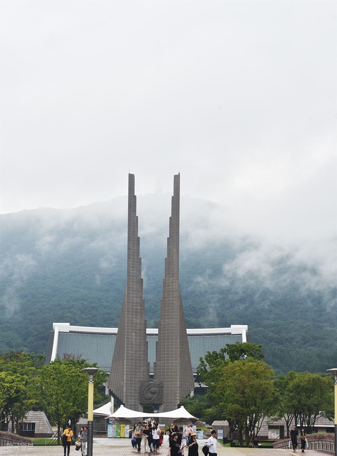 독립기념관 ‘겨레의 탑’과 ‘겨레의 집’.