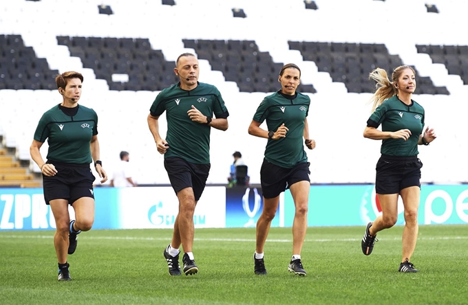 UEFA슈퍼컵에 배정된 3명의 여성 주부심들. 왼쪽부터 미셸 오늘(부심), 남성 대기심 쿠니트 카키르, 주심을 맡게 될 스테파니 프라파트와 마누엘라 니콜로시(부심). AP 연합뉴스.