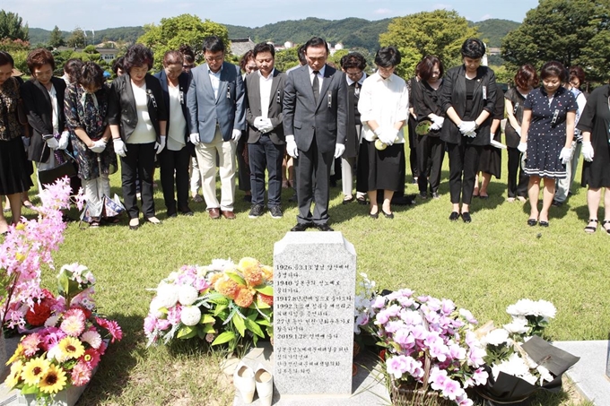 구본영(가운데) 천안시장과 시의원 여성단체협의회원들이 19일 국립 망향의 동산에 안장된 일본군 위안부 피해자 고 김학순 할머니 묘소앞에서 묵념을 하고 있다. 천안시 제공