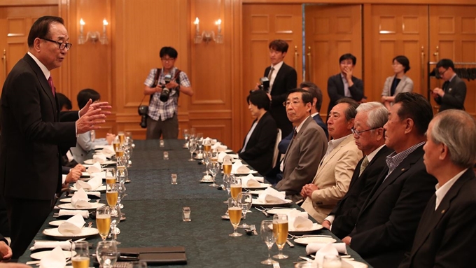 지난달 31일 일본 도쿄 한 호텔에서 재일동포 중심 단체인 재일본대한민국민단(민단) 회원들이 일본의 대(對)한국 수출규제 해법 모색을 위해 일본을 찾은 의원들과 만찬을 하기에 앞서 서청원(왼쪽) 의원 인사말을 듣고 있다. 도쿄=연합뉴스