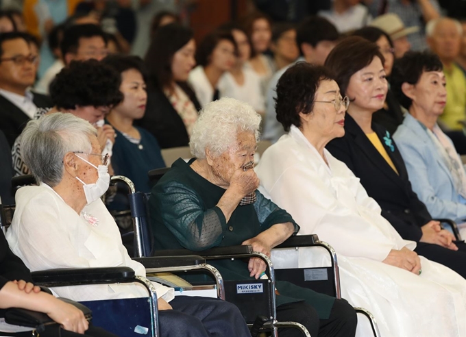 14일 서울 용산구 효창동 백범김구기념관에서 열린 '일본군 위안부 피해자 기림의 날' 정부 기념식에서 김경애(오른쪽부터), 이옥선, 이용수 할머니가 위안부 피해자 유족들이 어머니에게 보내는 편지 낭독을 듣고 있다. 연합뉴스