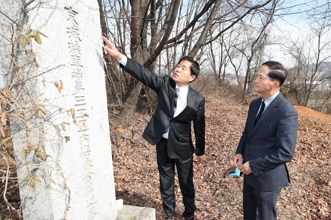 고양시 화전동 공동묘지(화전동 663-9번지)에 일제 전범기업이 세운 묘비석. 이재준(오른쪽) 고양시장이 지난 2월 묘비석을 둘러보고 있다. 고양시 제공