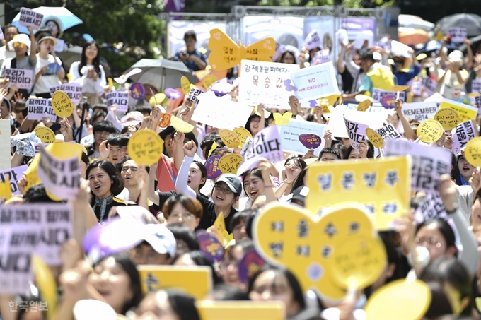 [HL1_3160] [저작권 한국일보] 광복절을 하루 앞둔 14일 오후 서울 종로구 옛 일본대사관 앞에서 제1,400회 일본군 성노예제 문제해결을 위한 정기 수요집회 참가자들이 ‘우리가 증인이다’ 등 문구를 적은 피켓을 들고 있다. 이한호 기자