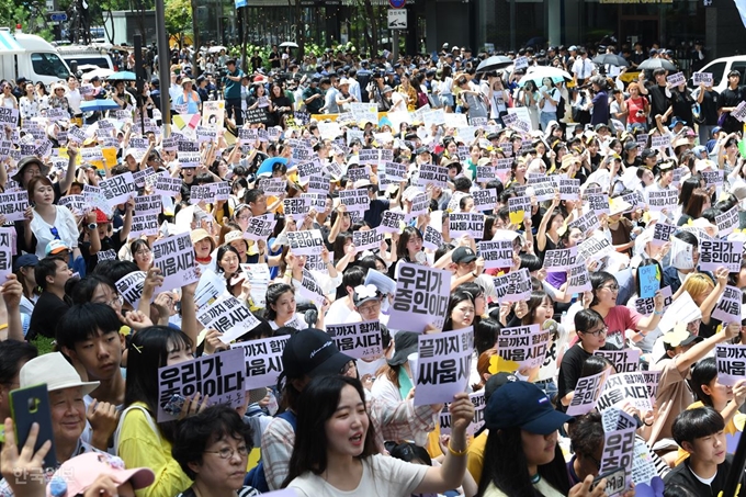 14일 오후 서울 종로구 옛 일본대사관 앞에서 열린 일본군 성노예제 문제해결을 위한 1400차 정기 수요시위에서 참가자들이 구호를 외치고 있다. 배우한 기자