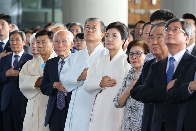 문재인 대통령과 김정숙 여사가 15일 충남 천안시 독립기념관에서 열린 제74회 광복절 경축식에서 국민의례를 하고 있다. 천안=뉴시스