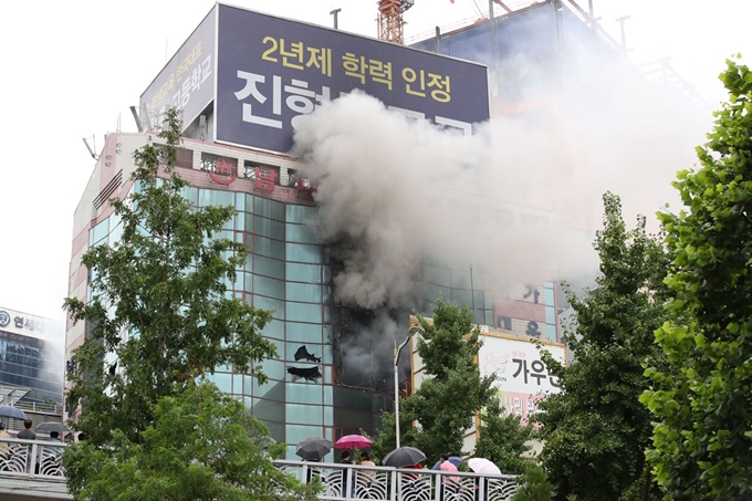 15일 오전 서울 중구 남대문오피스텔에서 화재가 발생해 연기가 피어 오르고 있다. 연합뉴스