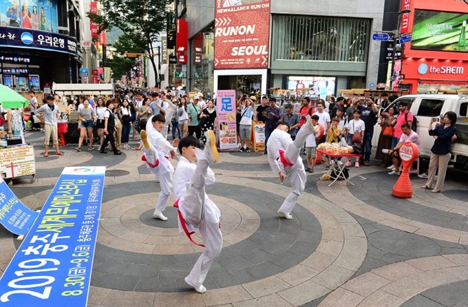 2019충주세계무예마스터십조직위원회 홍보단이 13일 서울 명동을 찾아 게릴라 무대를 열고 갖가지 무예를 선보이고 있다. 지난 11일 부산 해운대ㆍ광안리 해수욕장에서 시작한 무예 시연은 대구(18일)와 전주(25일)에서 두 차례 더 진행한다. 세계무예마스터십 조직위 제공