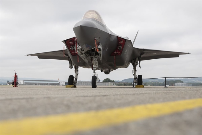 미국 록히드 마틴사가 생산하는 스텔스 전투기 F-35A 모습. EPA 연합뉴스 자료사진